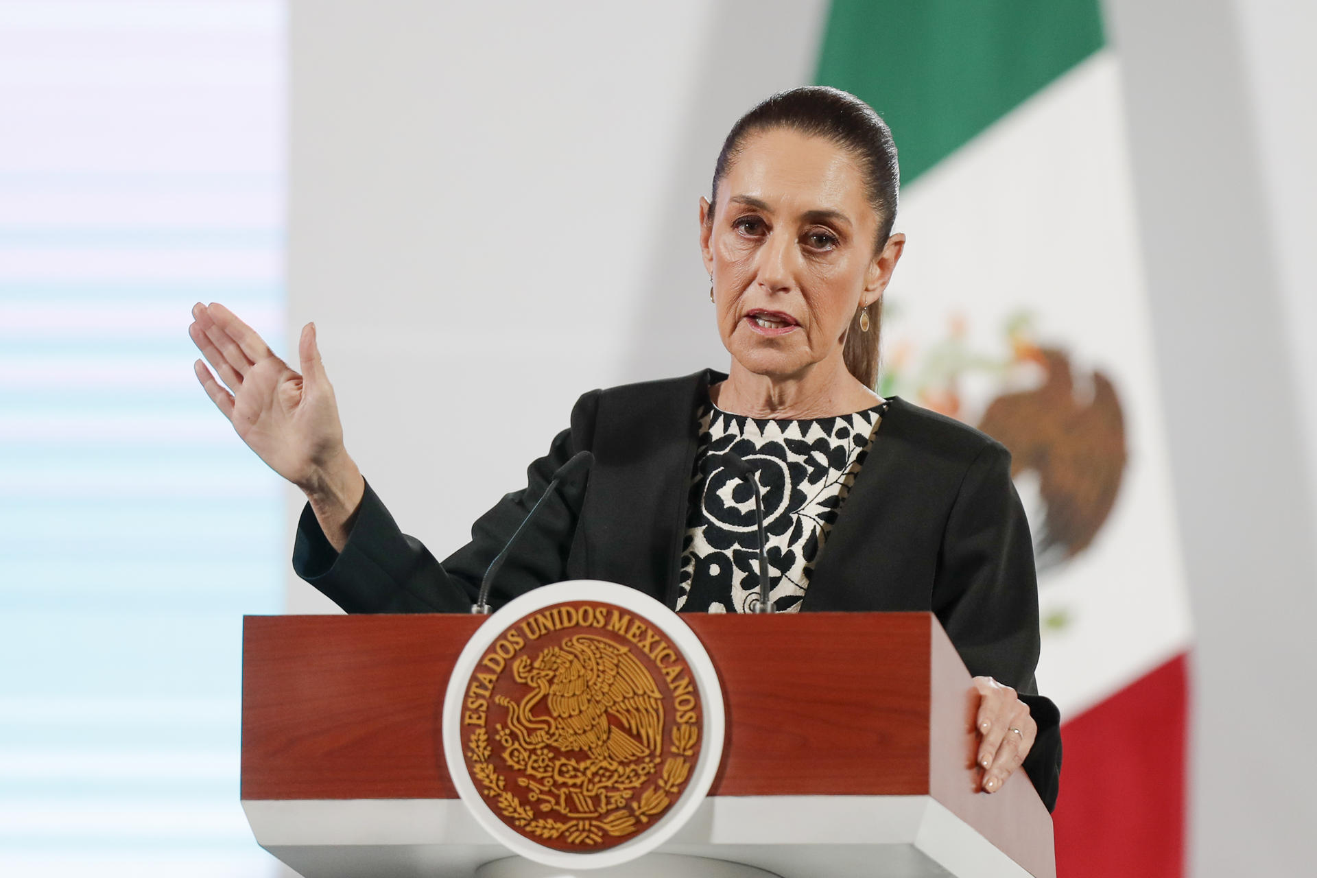 La presidenta de México, Claudia Sheinbaum, habla durante una rueda de prensa este martes, en el Palacio Nacional en Ciudad de México (México). EFE/ Isaac Esquivel