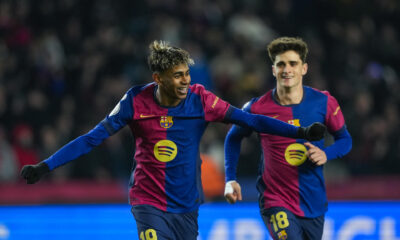 El delantero del Barcelona Lamine Yamal (i) celebra tras marcar el quinto gol ante el Betis, durante el partido de los octavos de final de la Copa del Rey que FC Barcelona y Real Betis disputaron en el Estadio Olímpico Lluis Companys. EFE/Alejandro García