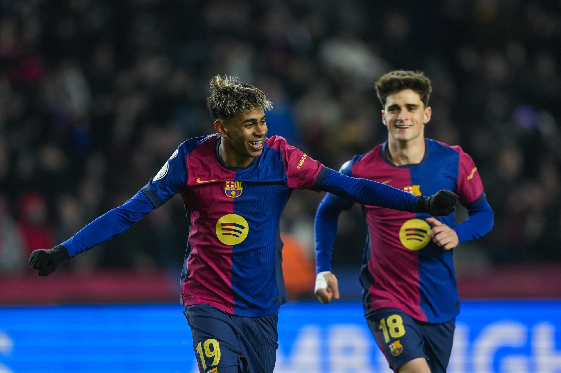 El delantero del Barcelona Lamine Yamal (i) celebra tras marcar el quinto gol ante el Betis, durante el partido de los octavos de final de la Copa del Rey que FC Barcelona y Real Betis disputaron en el Estadio Olímpico Lluis Companys. EFE/Alejandro García