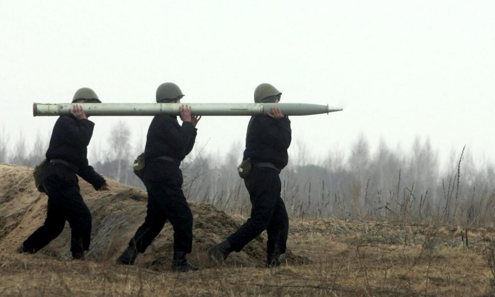 Imagen de archivo de soldados ucranianos trasladando un misil en las cercanías de Kiev. EFE/Sergey Dolzhenko