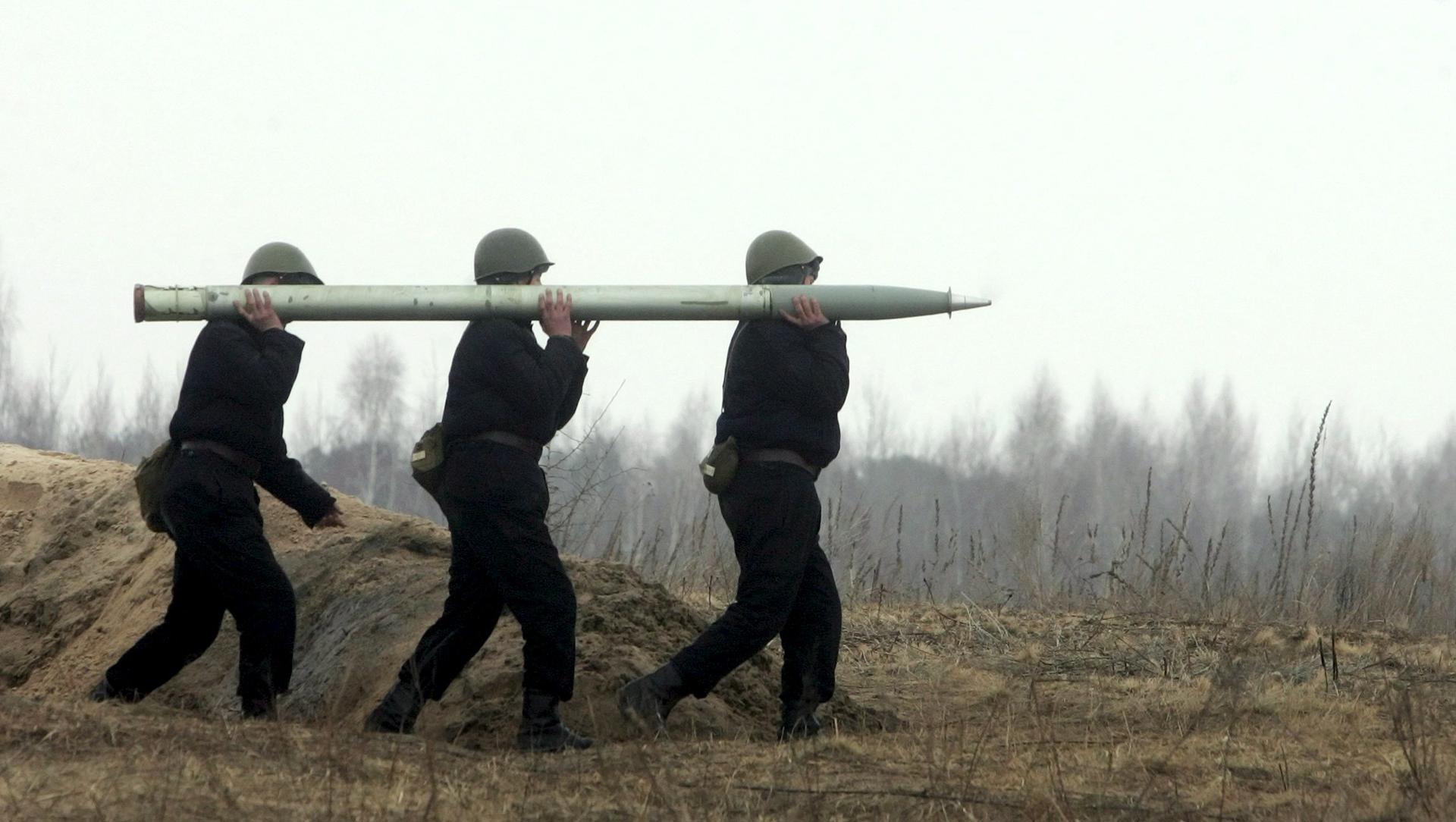 Imagen de archivo de soldados ucranianos trasladando un misil en las cercanías de Kiev. EFE/Sergey Dolzhenko