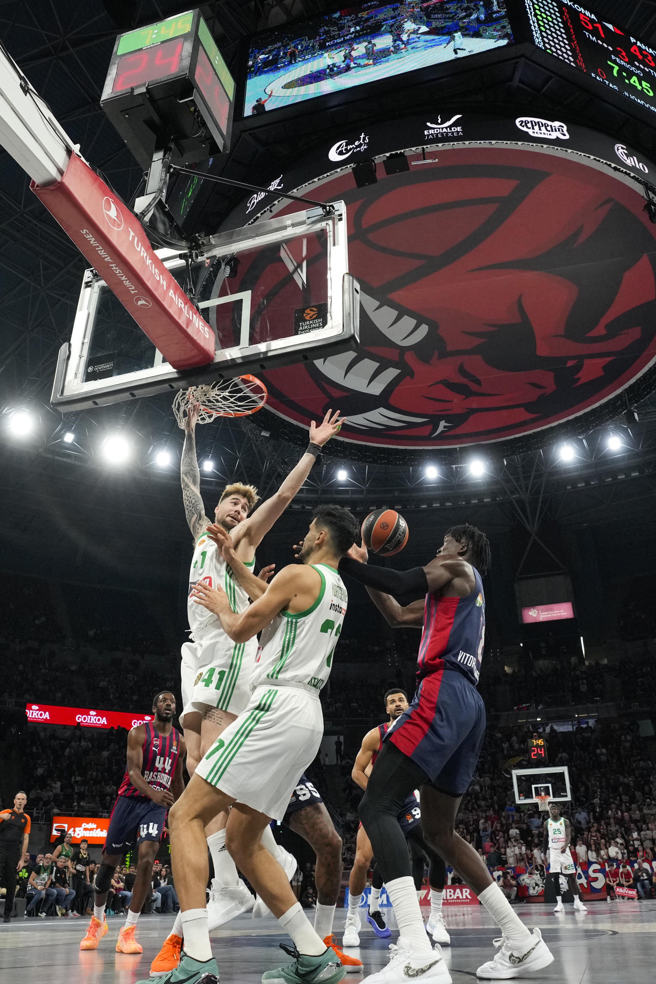 Khalifa Diop, en un momento del partido. EFE/Adrián Ruiz Hierro