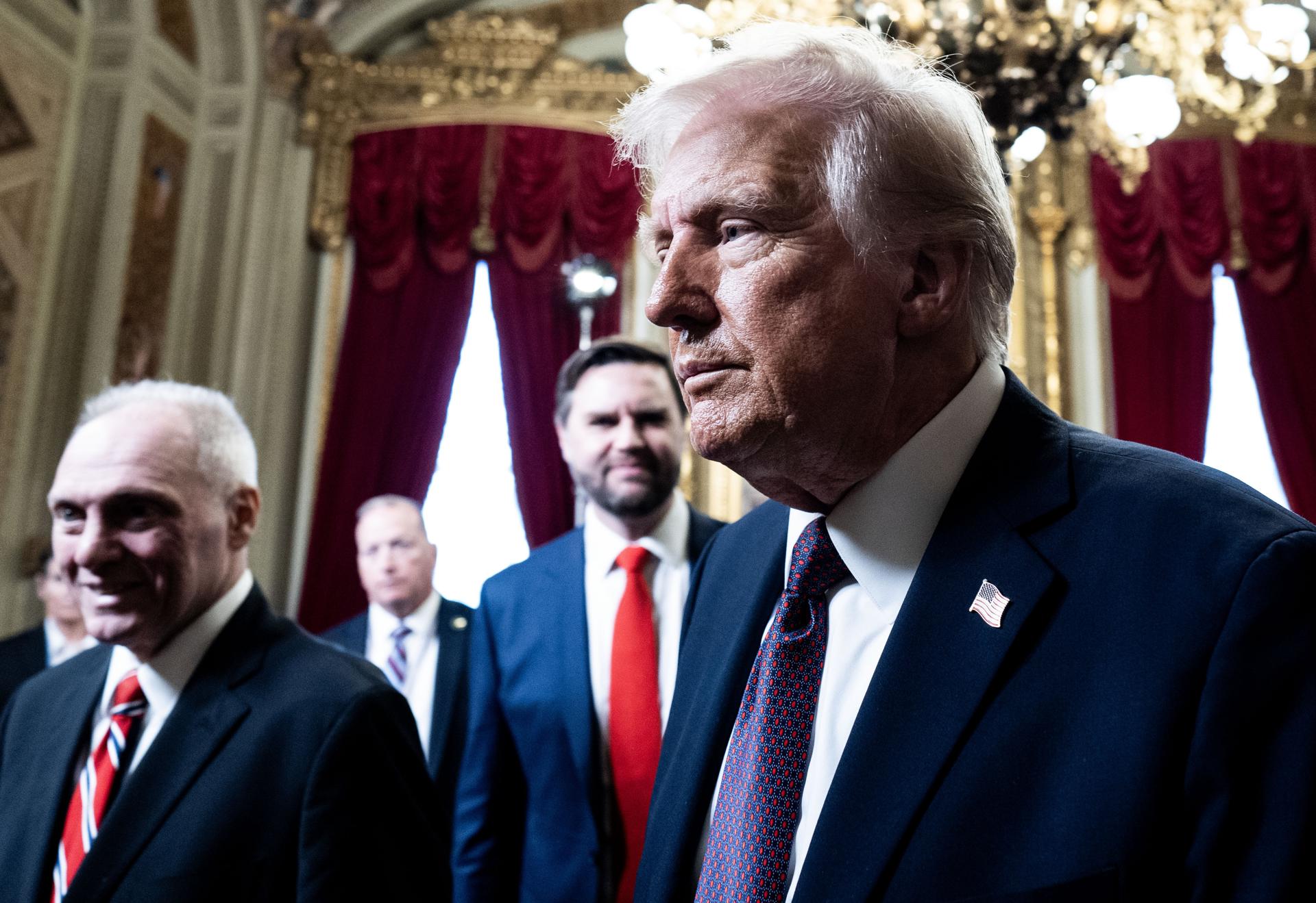 El presidente Donald Trump, en el centro, abandona la Sala Presidencial junto al líder de la mayoría, Steve Scalise, y el vicepresidente JD Vance, tras firmar documentos oficiales y ser juramentado como el 47º presidente de los Estados Unidos durante la 60ª ceremonia inaugural el 20 de enero de 2025 en el Capitolio de Estados Unidos, en Washington, DC. (EE.UU.) EFE/Melina Mara / POOL