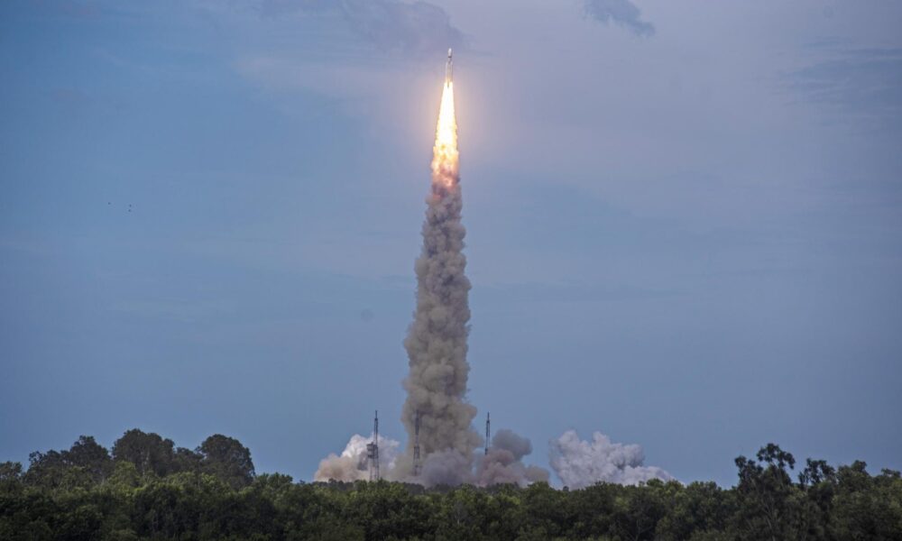 Imagen de archivo de un lanzamiento de la Indian Space Research Organisation (ISRO), desde el Centro Espacial Satish Dhawan en Sriharikota, India. EFE/IDREES MOHAMMED