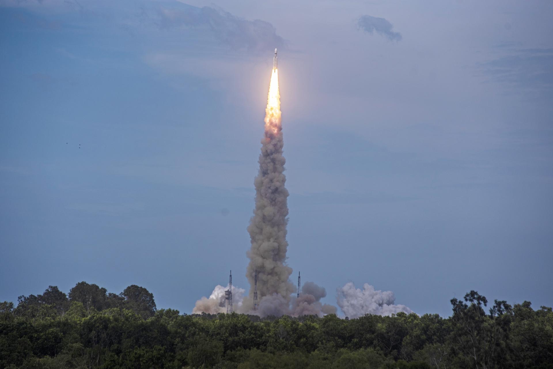 Imagen de archivo de un lanzamiento de la Indian Space Research Organisation (ISRO), desde el Centro Espacial Satish Dhawan en Sriharikota, India. EFE/IDREES MOHAMMED