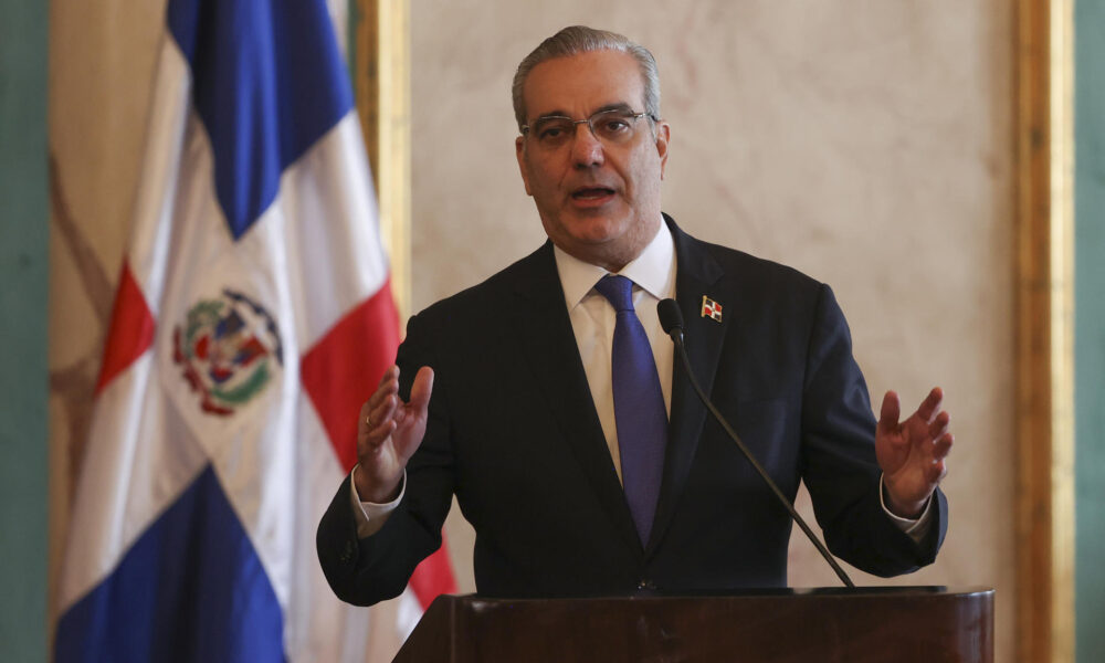 El presidente de República Dominicana, Luis Abinader habla en el Palacio Nacional este jueves, en Santo Domingo (República Dominicana). EFE/ Orlando Barría