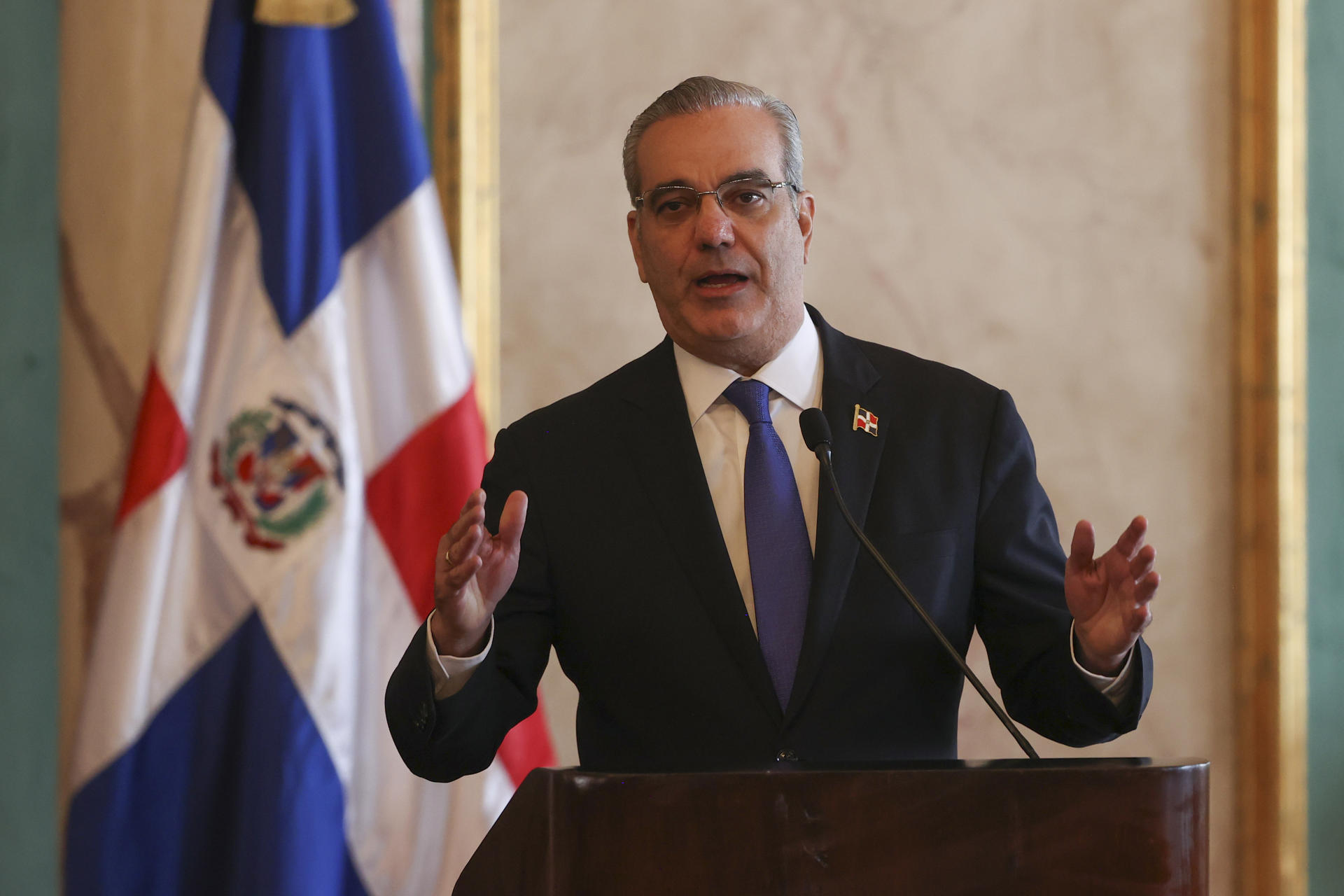 El presidente de República Dominicana, Luis Abinader habla en el Palacio Nacional este jueves, en Santo Domingo (República Dominicana). EFE/ Orlando Barría