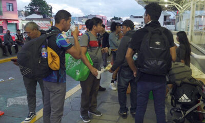 Migrantes reciben alimentos este lunes, en la ciudad de Oaxaca (México). EFE/ Jesús Méndez