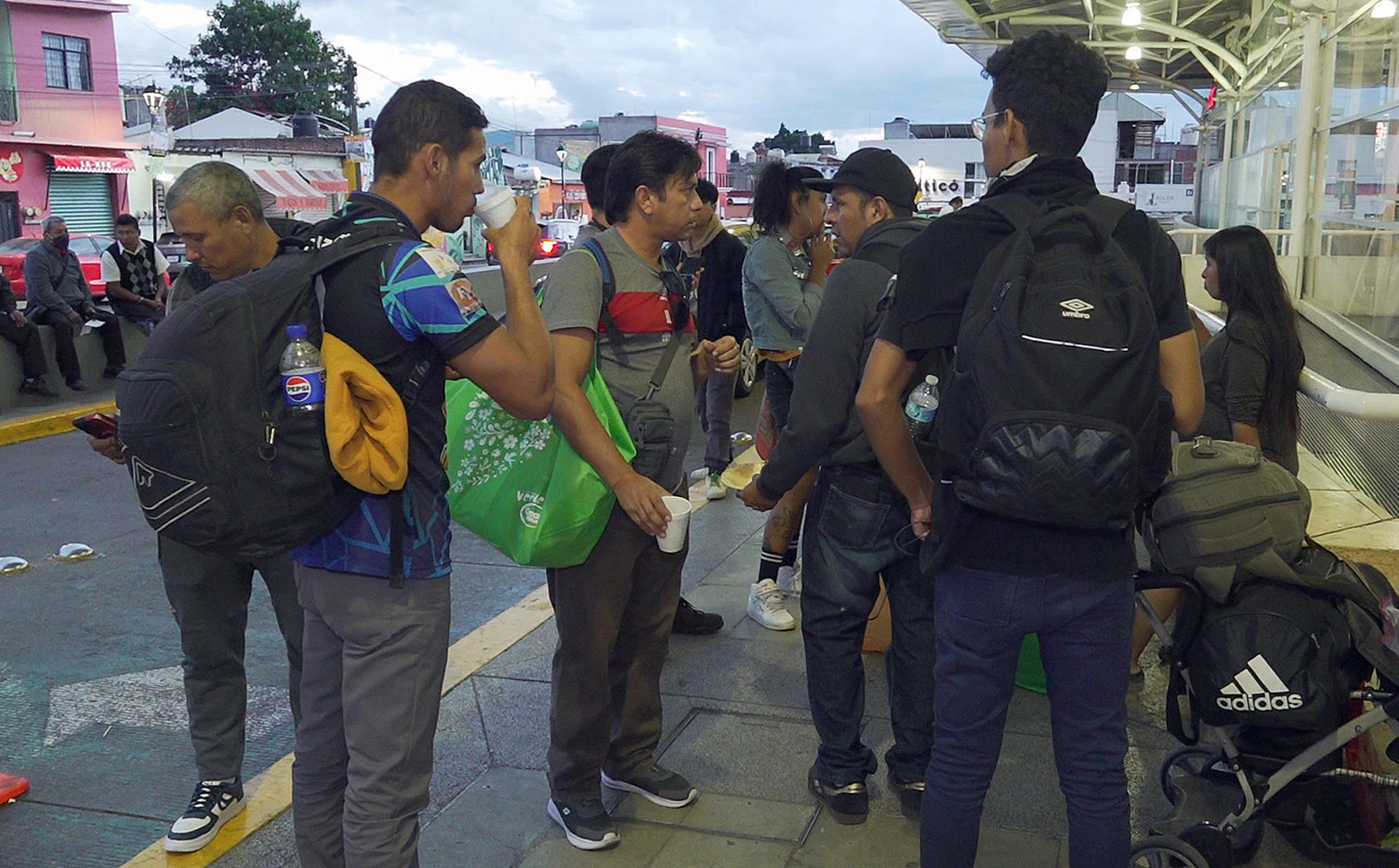 Migrantes reciben alimentos este lunes, en la ciudad de Oaxaca (México). EFE/ Jesús Méndez