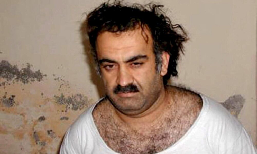 Fotografía cedida del 1 de marzo del 2003 del miembro de Al-Qaeda, Khalid Sheikh Mohammed, poco después de ser capturado en Rawalpindi (Pakistán). EFE