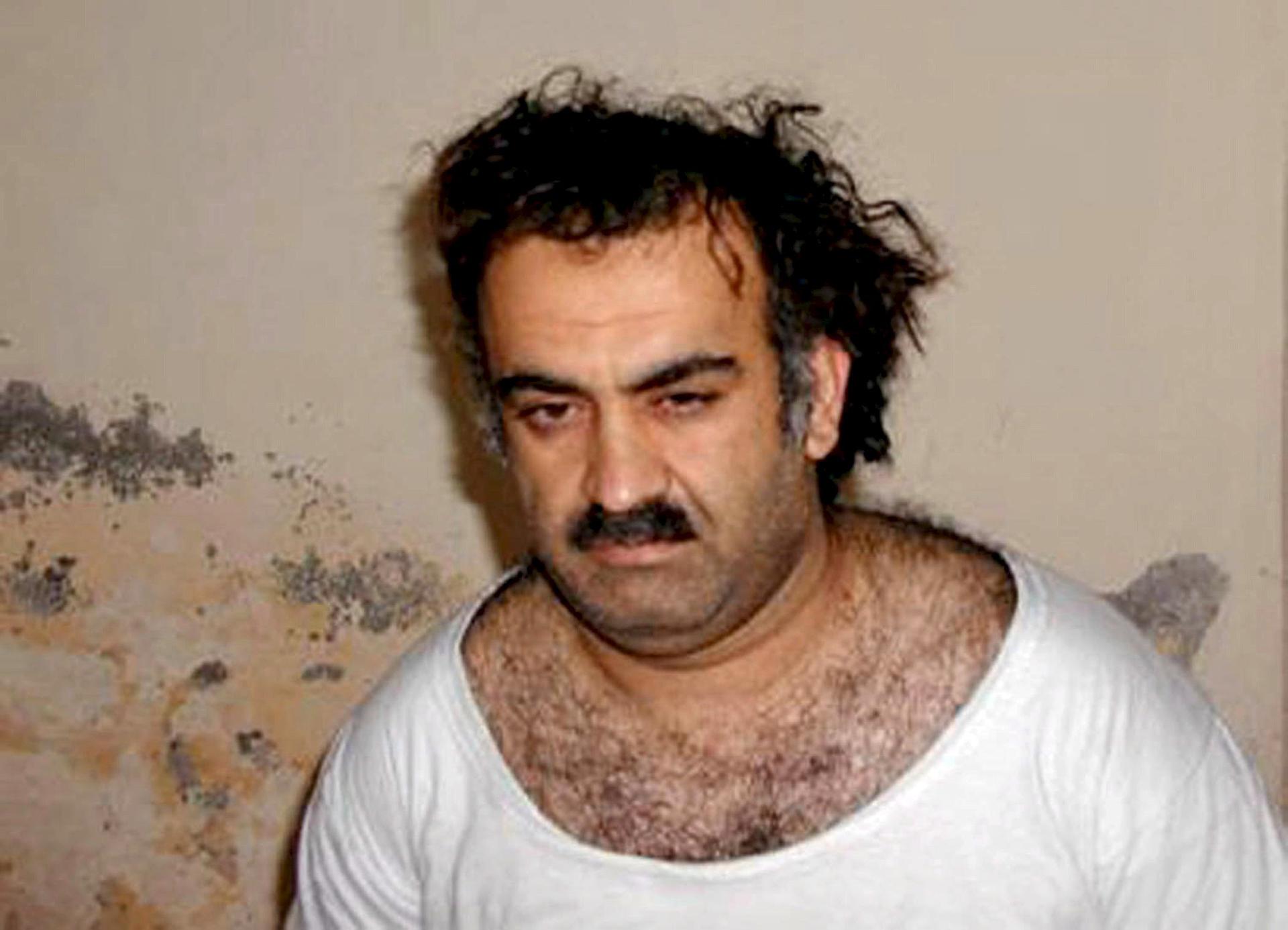 Fotografía cedida del 1 de marzo del 2003 del miembro de Al-Qaeda, Khalid Sheikh Mohammed, poco después de ser capturado en Rawalpindi (Pakistán). EFE