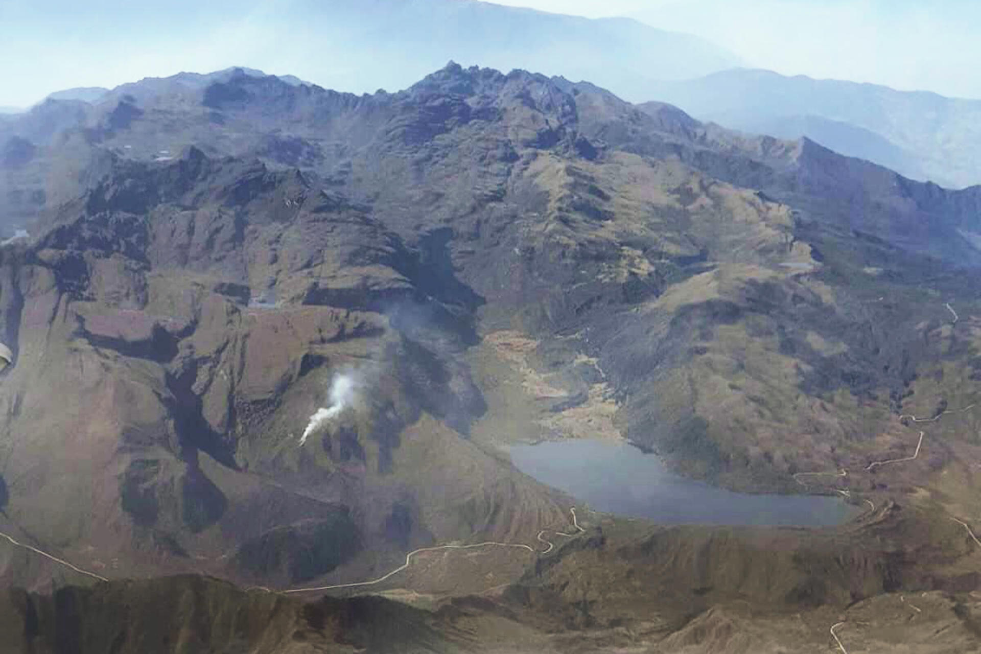 Fotografía cedida por la Fuerza Aeroespacial Colombiana de los daños dejados por un incendio en el Parque Nacional Natural Chingaza, este miércoles, en zona rural de La Calera (Colombia). EFE/ Fuerza Aeroespacial Colombiana