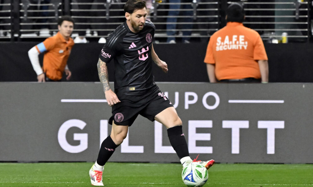 El delantero argentino del Inter Miami Lionel Messi corre con el balón durante el partido amistoso disputado contra el América en el Allegiant Stadium de Las Vegas. EFE/ David Becker