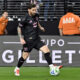 El delantero argentino del Inter Miami Lionel Messi corre con el balón durante el partido amistoso disputado contra el América en el Allegiant Stadium de Las Vegas. EFE/ David Becker