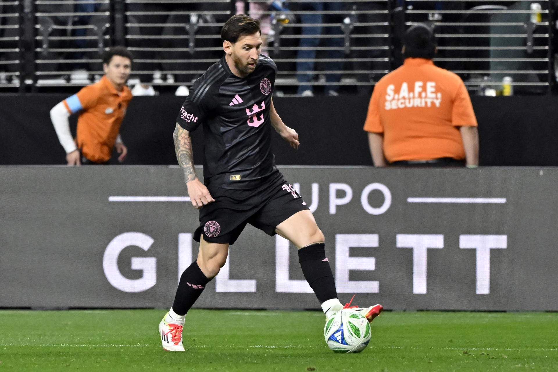 El delantero argentino del Inter Miami Lionel Messi corre con el balón durante el partido amistoso disputado contra el América en el Allegiant Stadium de Las Vegas. EFE/ David Becker