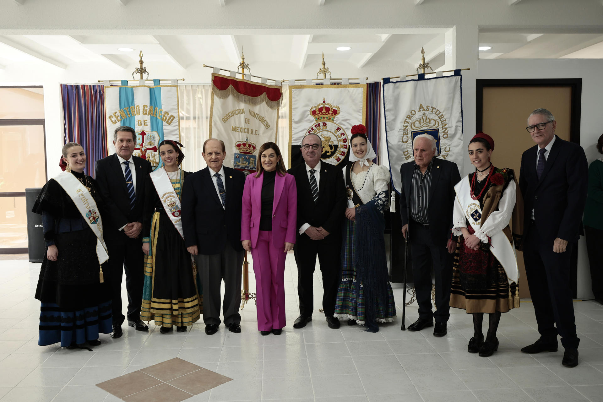 La presidenta del Gobierno de Cantabria, María José Sáenz de Buruaga (c), posa durante una visita al Hospital Español en Ciudad de México (México). EFE/José Méndez