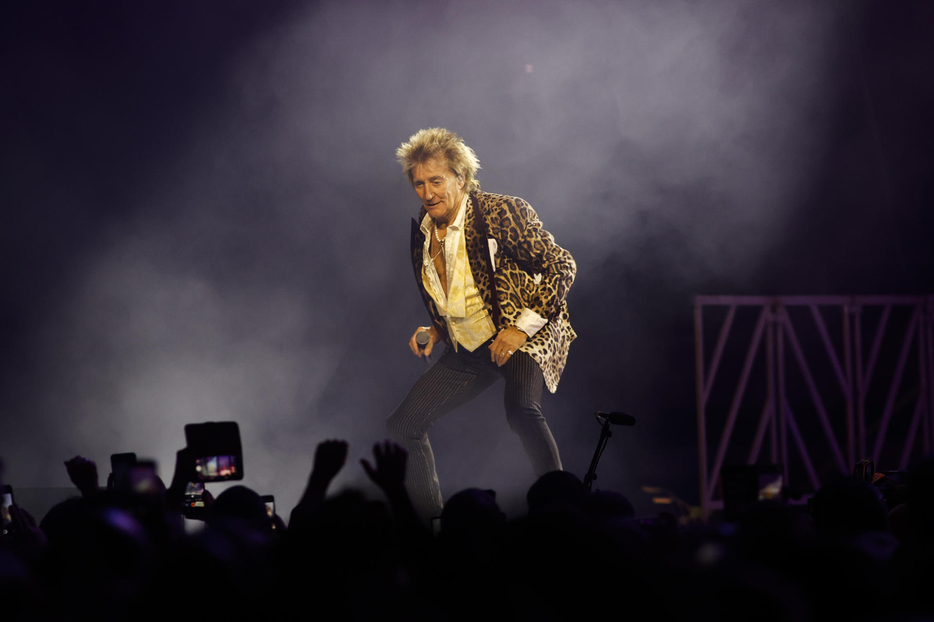 A CORUÑA, 15/12/2024.- El músico británico Rod Stewart, que posee una de las carreras mas largas del pop-rock, actúa durante su show One Last Time, en el coliseúm de A Coruña.- EFE/ Kiko Delgado/Archivo