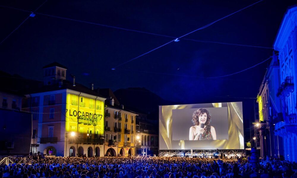 Fotografía de archivo en donde la producción peruano-suiza 'Reinas' se presenta en la Piazza Grande durante el 77º Festival Internacional de Cine de Locarno, Suiza. EFE/JEAN-CHRISTOPHE BOTT