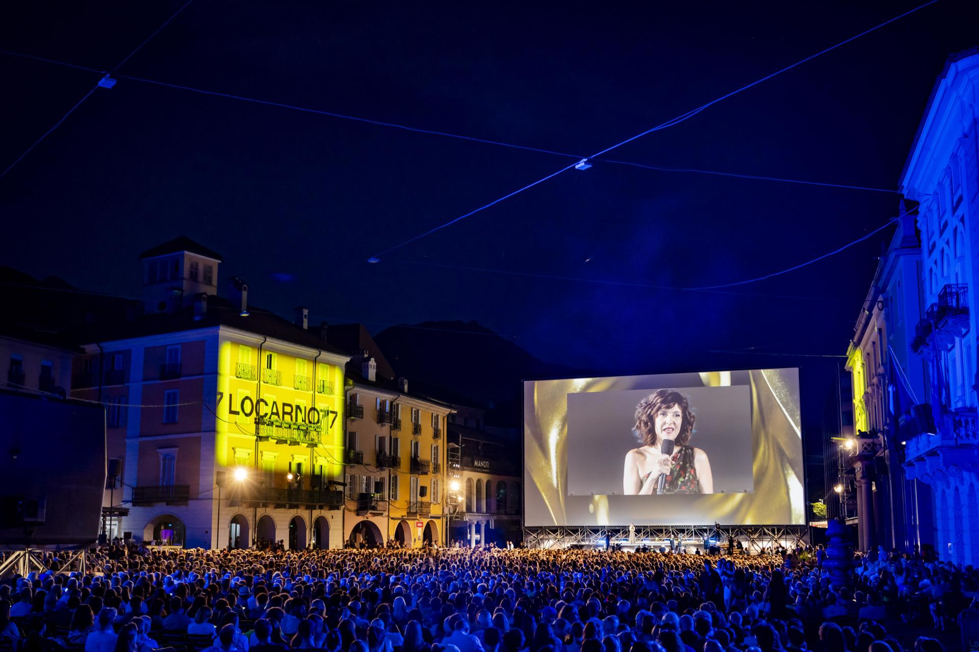 Fotografía de archivo en donde la producción peruano-suiza 'Reinas' se presenta en la Piazza Grande durante el 77º Festival Internacional de Cine de Locarno, Suiza. EFE/JEAN-CHRISTOPHE BOTT