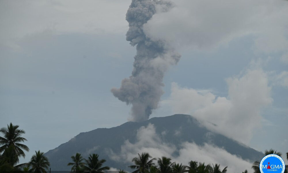 YAKARTA, 16/01/2025.- Vista del volcán Ibu, en el este de Indonesia, en la isla de Halmahera, en la provincia de Molucas del Norte (Indonesia), que esta semana ha lanzado columnas de humo de unos cuatro kilómetros. EFE/ Centro de Vulcanología y Mitigación de Riesgos Geológicos // SOLO USO EDITORIAL/SOLO DISPONIBLE PARA ILUSTRAR LA NOTICIA QUE ACOMPAÑA (CRÉDITO OBLIGATORIO)