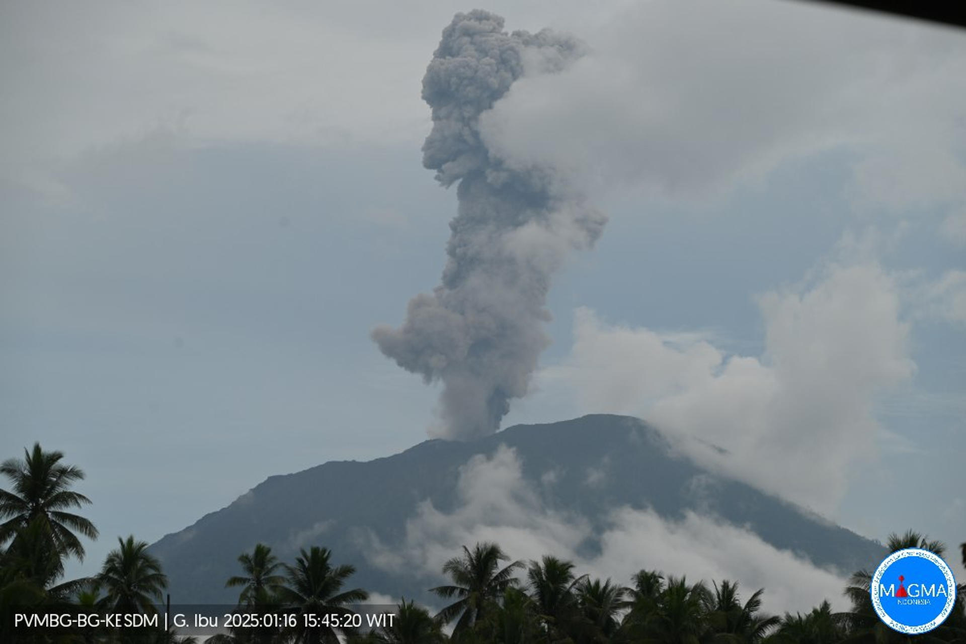 YAKARTA, 16/01/2025.- Vista del volcán Ibu, en el este de Indonesia, en la isla de Halmahera, en la provincia de Molucas del Norte (Indonesia), que esta semana ha lanzado columnas de humo de unos cuatro kilómetros. EFE/ Centro de Vulcanología y Mitigación de Riesgos Geológicos // SOLO USO EDITORIAL/SOLO DISPONIBLE PARA ILUSTRAR LA NOTICIA QUE ACOMPAÑA (CRÉDITO OBLIGATORIO)