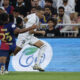 El delantero francés del Real Madrid Kylian Mbappé (d) se escapa de Jules Koundé, del FC Barcelona, durante el partido de la final de la Supercopa de España de fútbol entre el Real Madrid y el FC Barcelona, este domingo en Yeda, Arabia Saudí. EFE/ Alberto Estévez