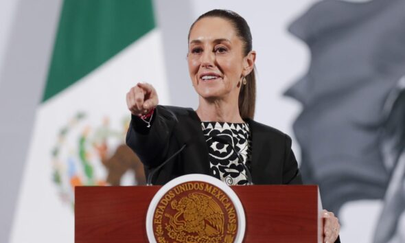 La presidenta de México, Claudia Sheinbaum, participa en una rueda de prensa este martes, en el Palacio Nacional en Ciudad de México (México). EFE/ Isaac Esquivel