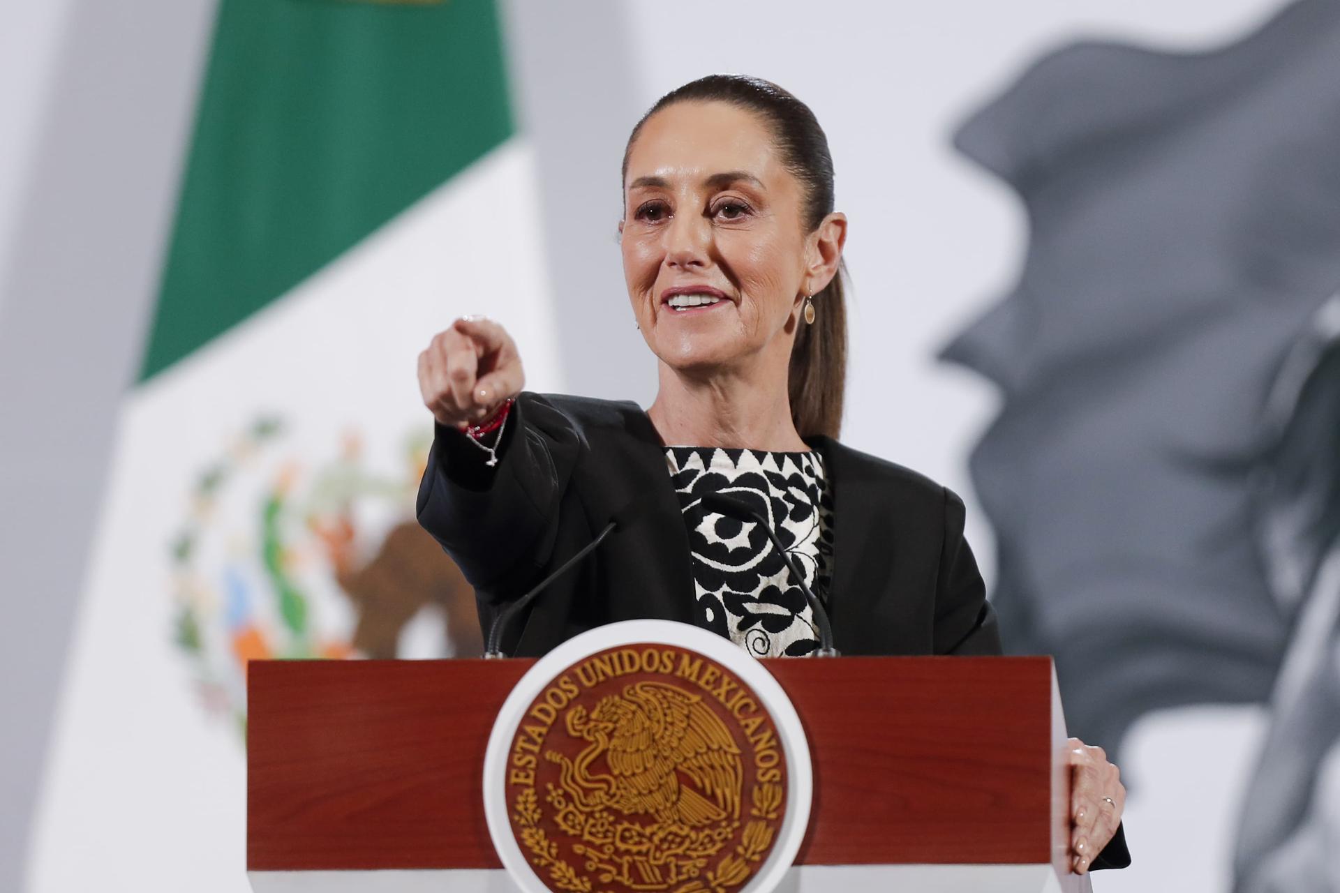 La presidenta de México, Claudia Sheinbaum, participa en una rueda de prensa este martes, en el Palacio Nacional en Ciudad de México (México). EFE/ Isaac Esquivel