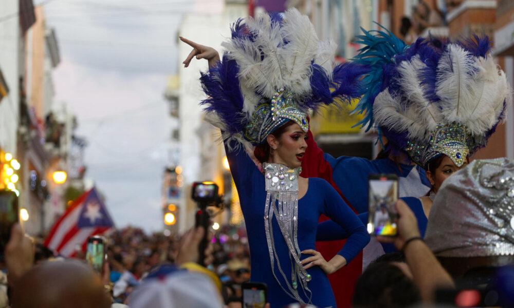 Una artista participa en la inauguración de la edición 55 de las Fiestas de la Calle San Sebastián este jueves, en San Juan (Puerto Rico). EFE/ Thais Llorca