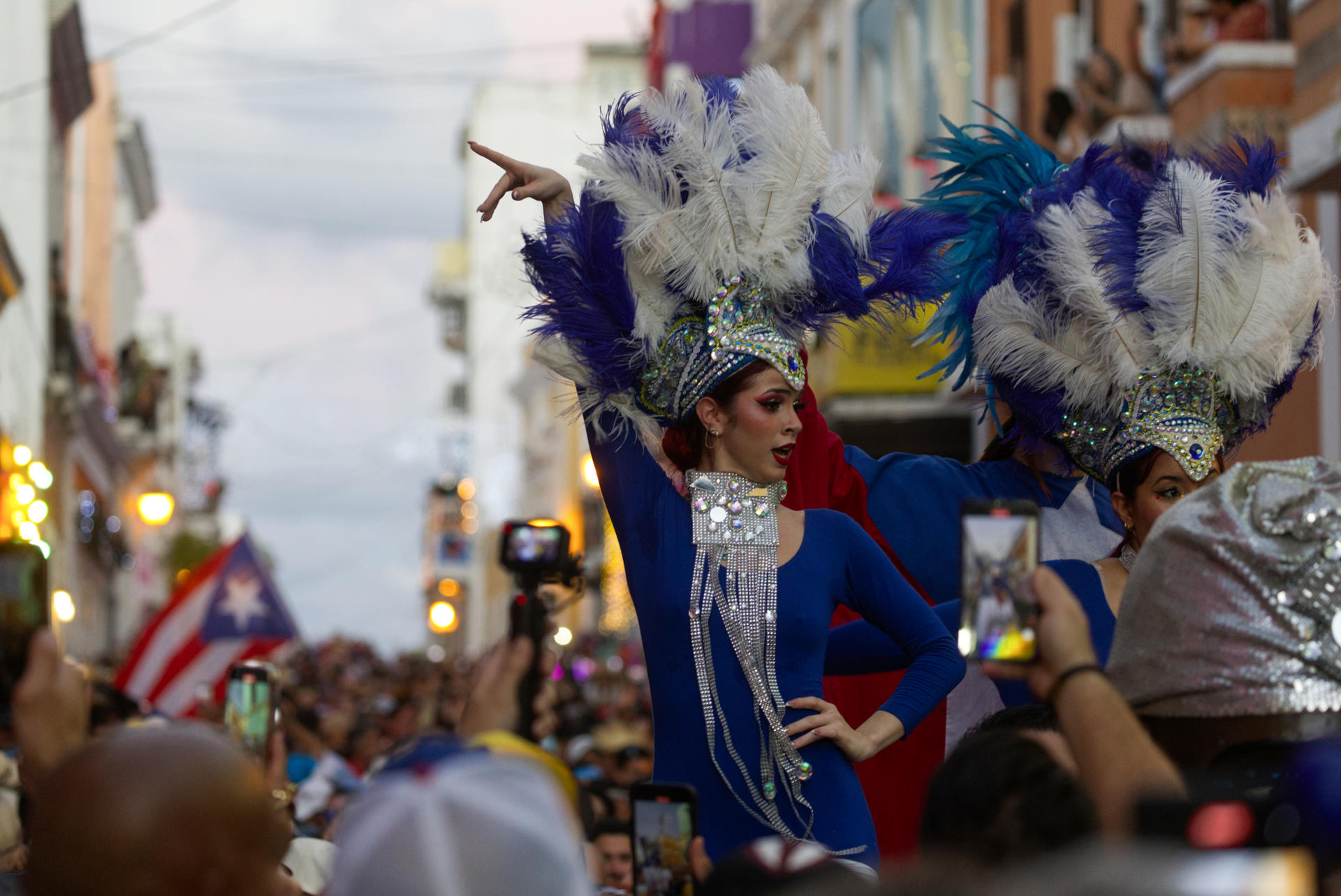 Una artista participa en la inauguración de la edición 55 de las Fiestas de la Calle San Sebastián este jueves, en San Juan (Puerto Rico). EFE/ Thais Llorca