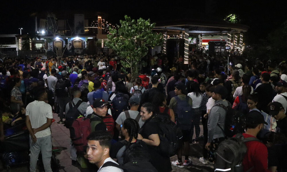 Un grupo de migrantes se prepara para salir en caravana hacia la frontera norte este lunes, desde el municipio de Tapachula en Chiapas (México). EFE/ Juan Manuel Blanco