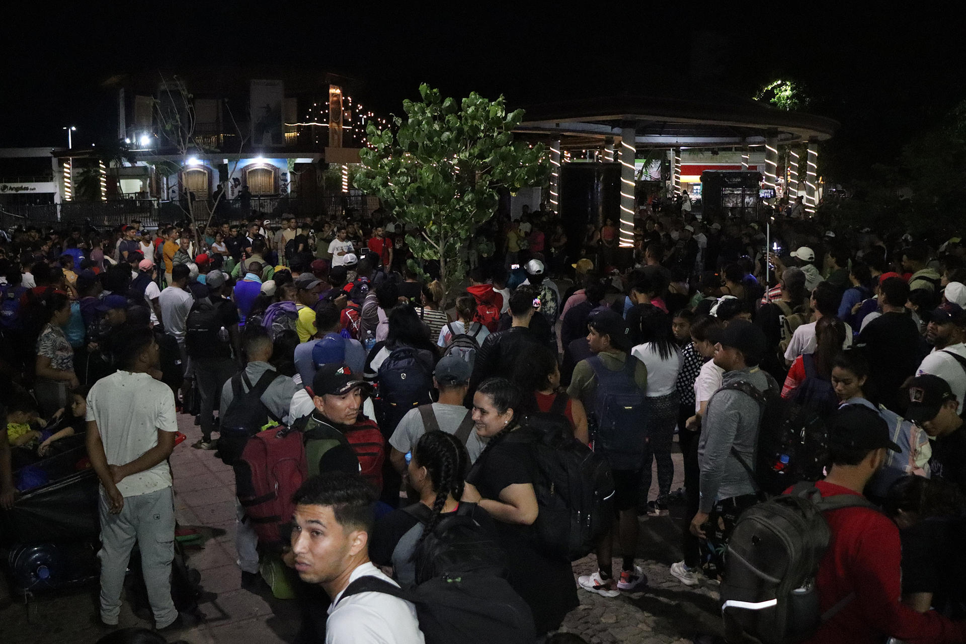 Un grupo de migrantes se prepara para salir en caravana hacia la frontera norte este lunes, desde el municipio de Tapachula en Chiapas (México). EFE/ Juan Manuel Blanco