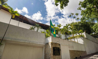 Fotografía de archivo que muestra la bandera de Brasil izada en la residencia del embajador de Argentina, en Caracas (Venezuela). EFE/ Henry Chirinos