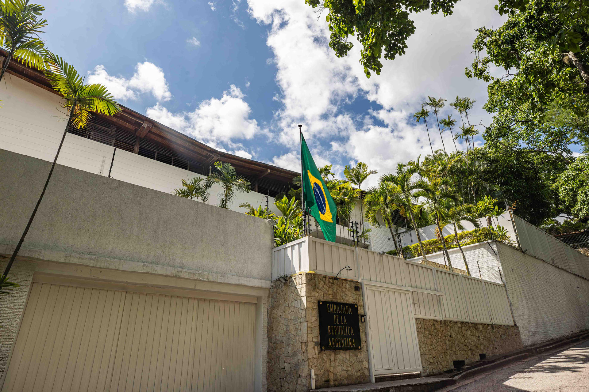 Fotografía de archivo que muestra la bandera de Brasil izada en la residencia del embajador de Argentina, en Caracas (Venezuela). EFE/ Henry Chirinos