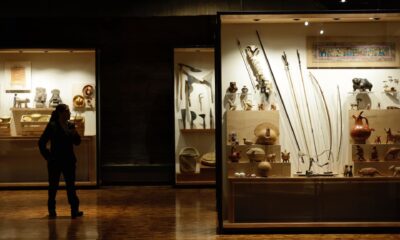 Un visitante observa piezas que forman parte de la exposición permanente del Museo Nacional de Antropología, durante la reapertura de su segundo piso este lunes en Ciudad de México (México). EFE/Sáshenka Gutiérrez