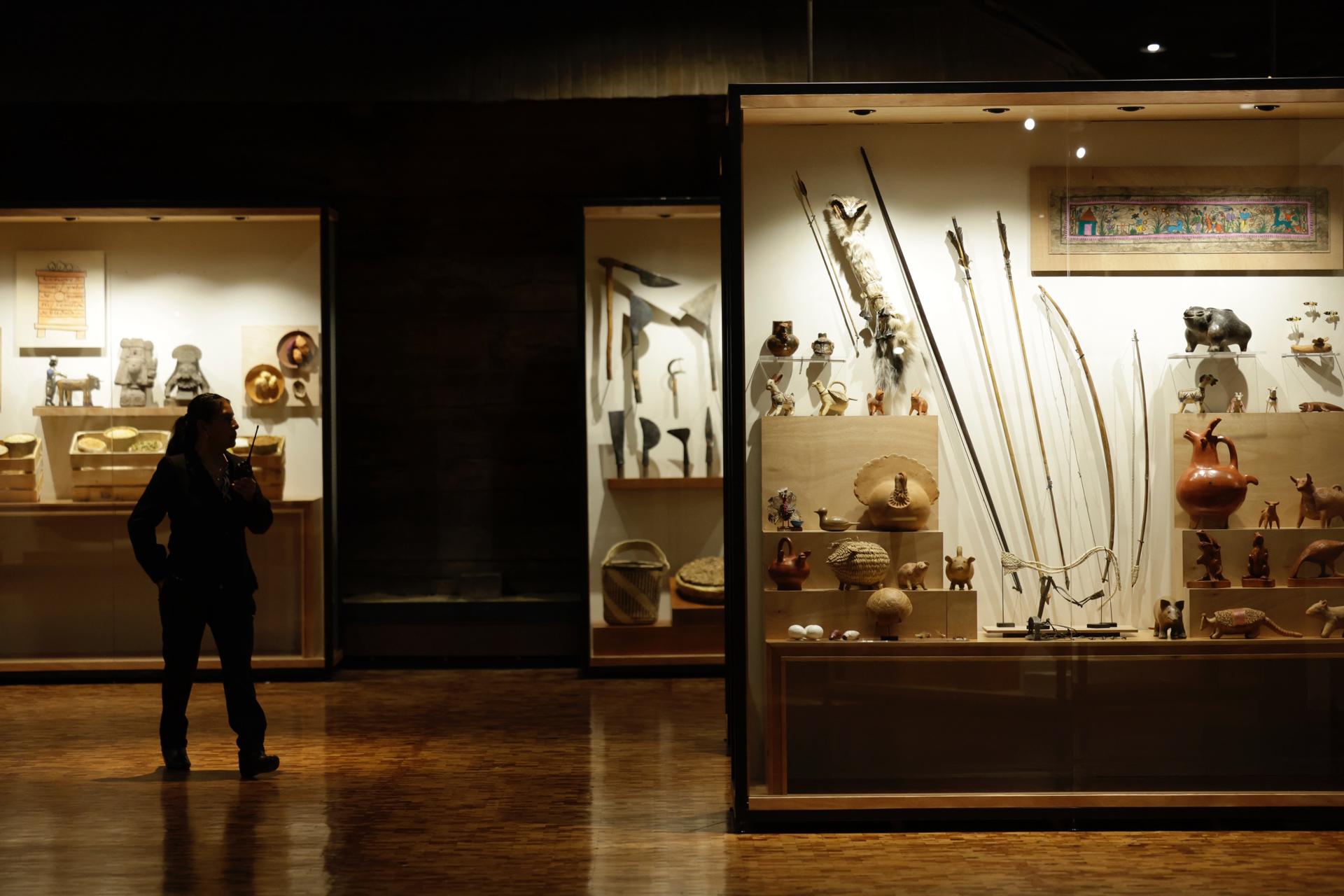 Un visitante observa piezas que forman parte de la exposición permanente del Museo Nacional de Antropología, durante la reapertura de su segundo piso este lunes en Ciudad de México (México). EFE/Sáshenka Gutiérrez