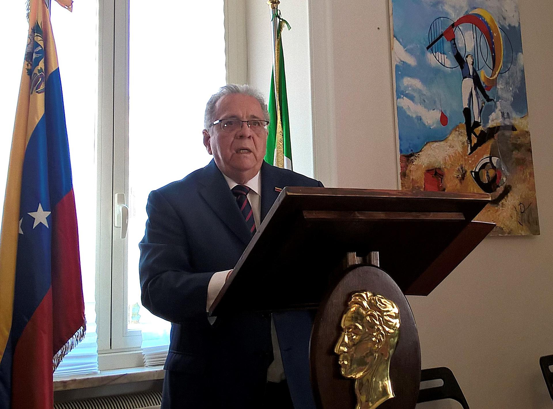 Fotografía de archivo del 7 de mayo de 2019 del entonces embajador venezolano en Italia, Isaías Rodríguez, durante una conferencia de prensa en Roma (Italia). EFE/ Virginia Hebrero