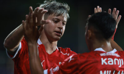 Diego Tarzia es felicitado tras marcar el quinto gol con el que el Independiente argentino vapuleó este sábado por 5-2 al Defensor Sporting uruguayo en el estadio Luis Franzini, de Montevideo. EFE/ Gastón Britos