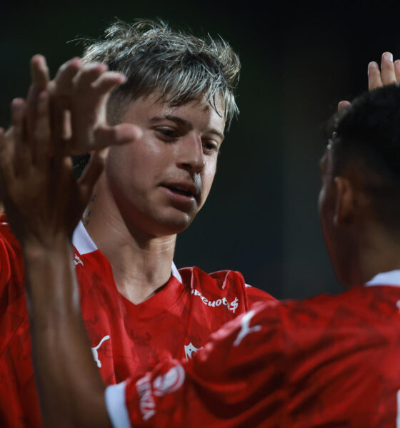 Diego Tarzia es felicitado tras marcar el quinto gol con el que el Independiente argentino vapuleó este sábado por 5-2 al Defensor Sporting uruguayo en el estadio Luis Franzini, de Montevideo. EFE/ Gastón Britos