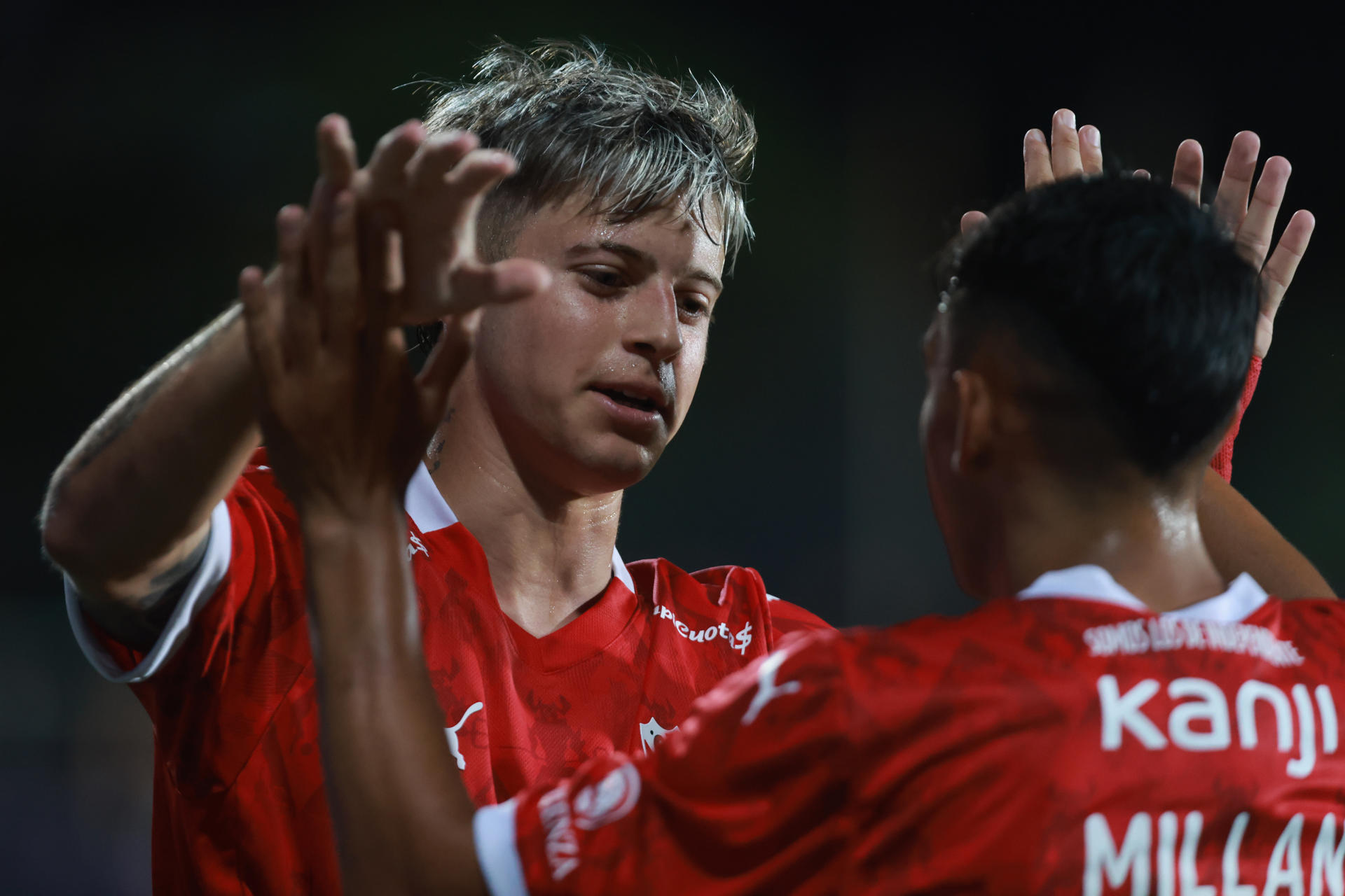 Diego Tarzia es felicitado tras marcar el quinto gol con el que el Independiente argentino vapuleó este sábado por 5-2 al Defensor Sporting uruguayo en el estadio Luis Franzini, de Montevideo. EFE/ Gastón Britos