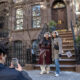 Una pareja de turistas se toma fotos este martes, frente a la casa donde se grabó la serie Sex and the City, en Nueva York (EE.UU.). EFE/ Ángel Colmenares