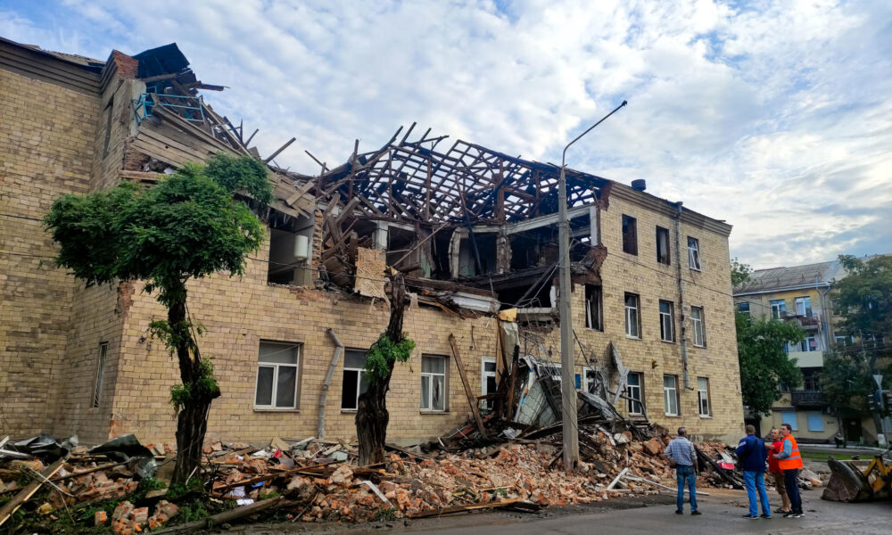 Imagen de archivo un edificio de Járkov destruido en un ataque ruso. EFE/ Marcel Gascón