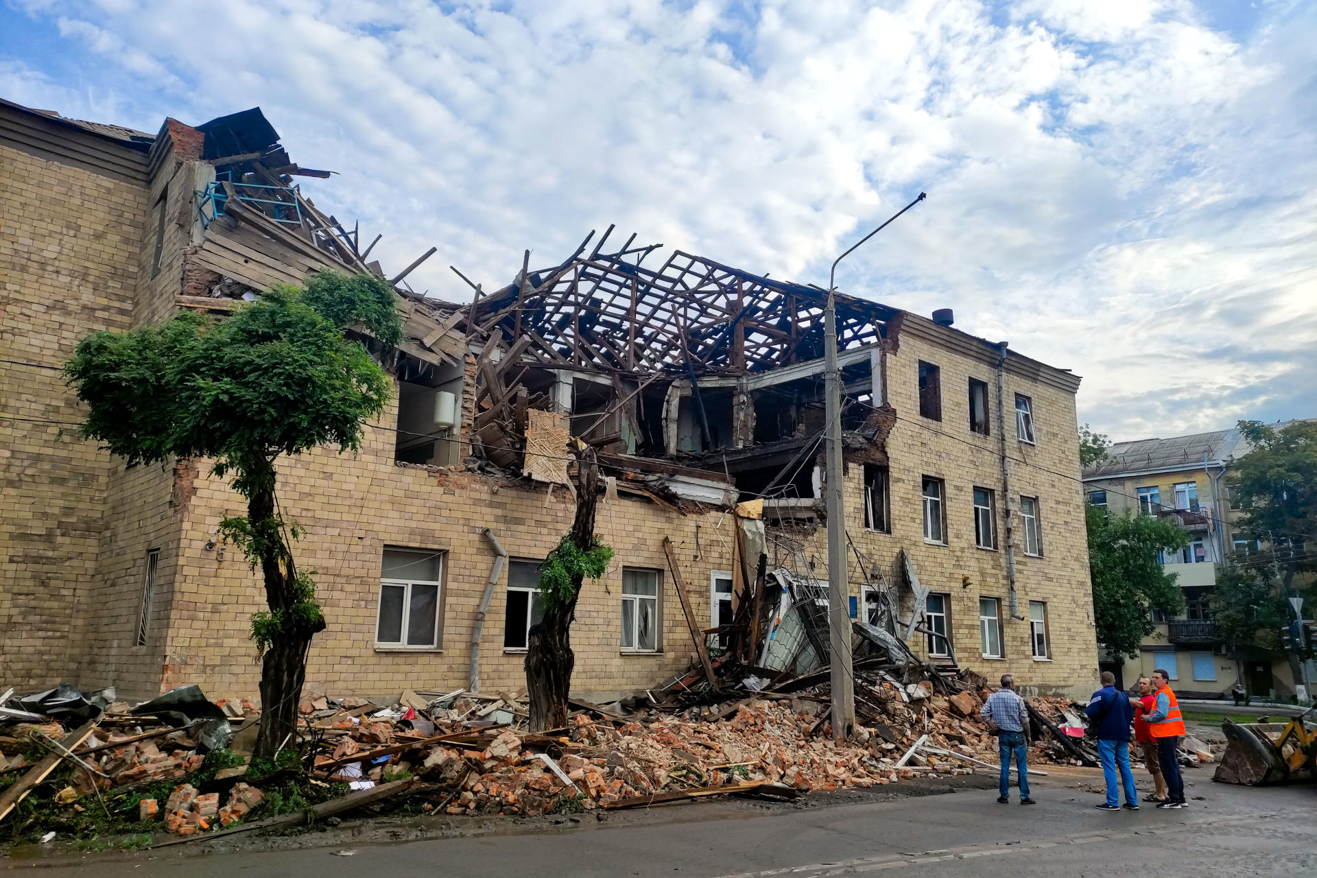 Imagen de archivo un edificio de Járkov destruido en un ataque ruso. EFE/ Marcel Gascón