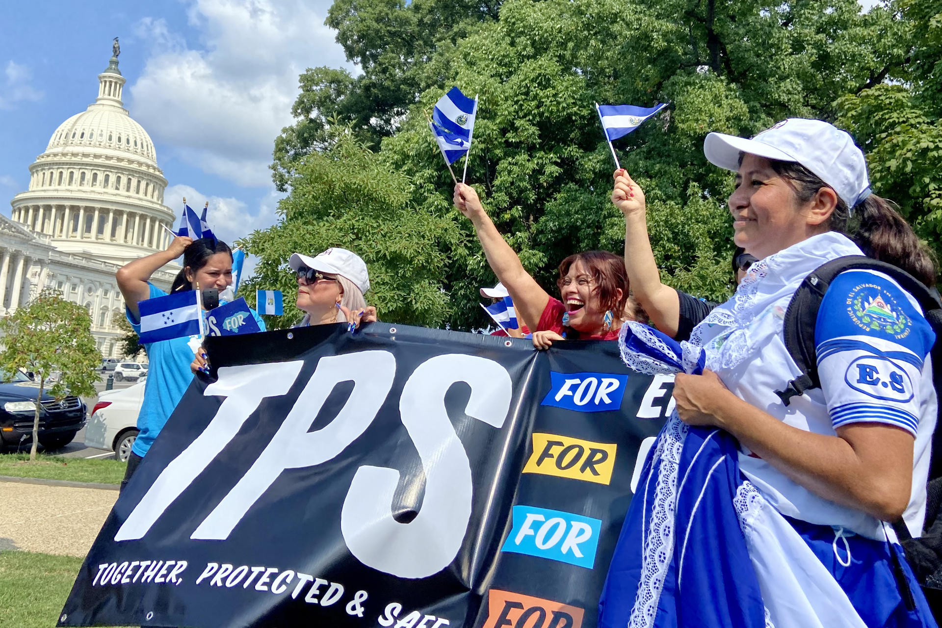 Fotografía de archivo del 15 de septiembre de 2022 de inmigrantes centroamericanos en una manifestación a favor del Estatus de Protección Temporal (TPS), en Washington (EE.UU.). EFE/Alejandra Arredondo