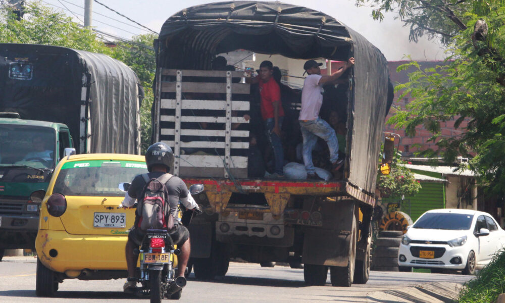 Personas desplazadas por la violencia en la región del Catatumbo se movilizan en una caravana de carros y motos con banderas y globos blancos, buscando llegar este domingo a Cúcuta (Colombia). EFE/ Mario Caicedo