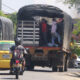 Personas desplazadas por la violencia en la región del Catatumbo se movilizan en una caravana de carros y motos con banderas y globos blancos, buscando llegar este domingo a Cúcuta (Colombia). EFE/ Mario Caicedo