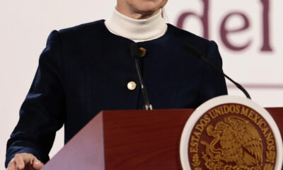 La presidenta de México, Claudia Sheinbaum, habla durante una rueda de prensa este lunes, en el Palacio Nacional de la Ciudad de México (México). EFE/ José Méndez