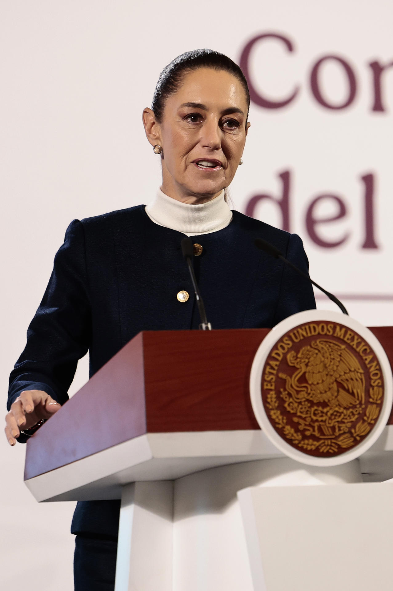 La presidenta de México, Claudia Sheinbaum, habla durante una rueda de prensa este lunes, en el Palacio Nacional de la Ciudad de México (México). EFE/ José Méndez