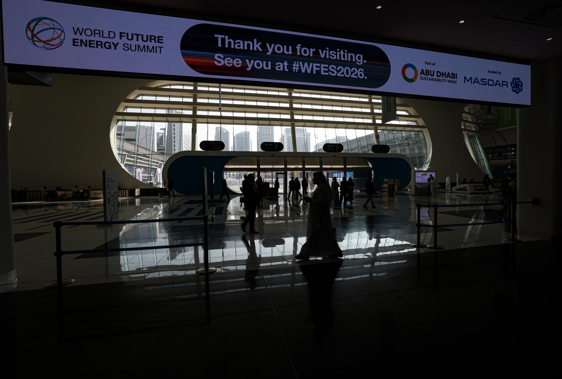 Abu Dhabi (United Arab Emirates), 15/01/2025.- Visitors attend the World Future Energy Summit 2024 (WFES) in Abu Dhabi, United Arab Emirates, 15 January 2025. The Abu Dhabi Sustainability Week (ADSW) runs till 18th January 2025. (Emiratos Árabes Unidos) EFE/EPA/ALI HAIDER