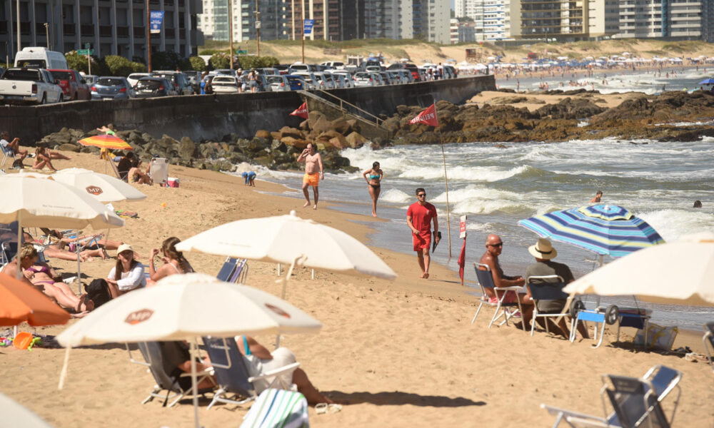 Bañistas descansan en la playa El Emir este 7 de enero de 2025, en Punta del Este (Uruguay). EFE/ Sofía Torres